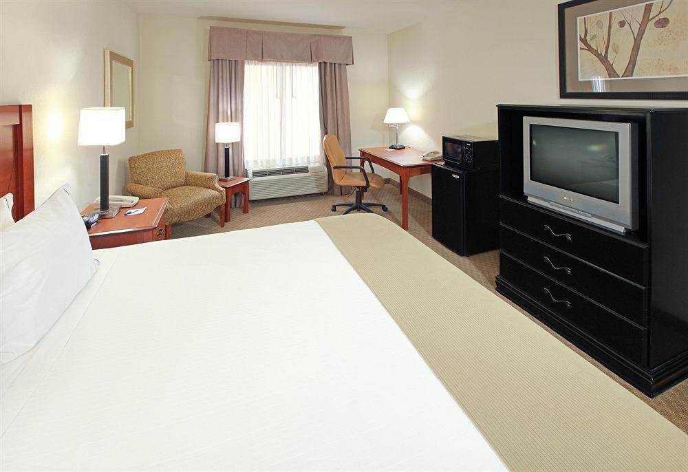 Holiday Inn Express & Suites Pine Bluff/Pines Mall, An Ihg Hotel Room photo