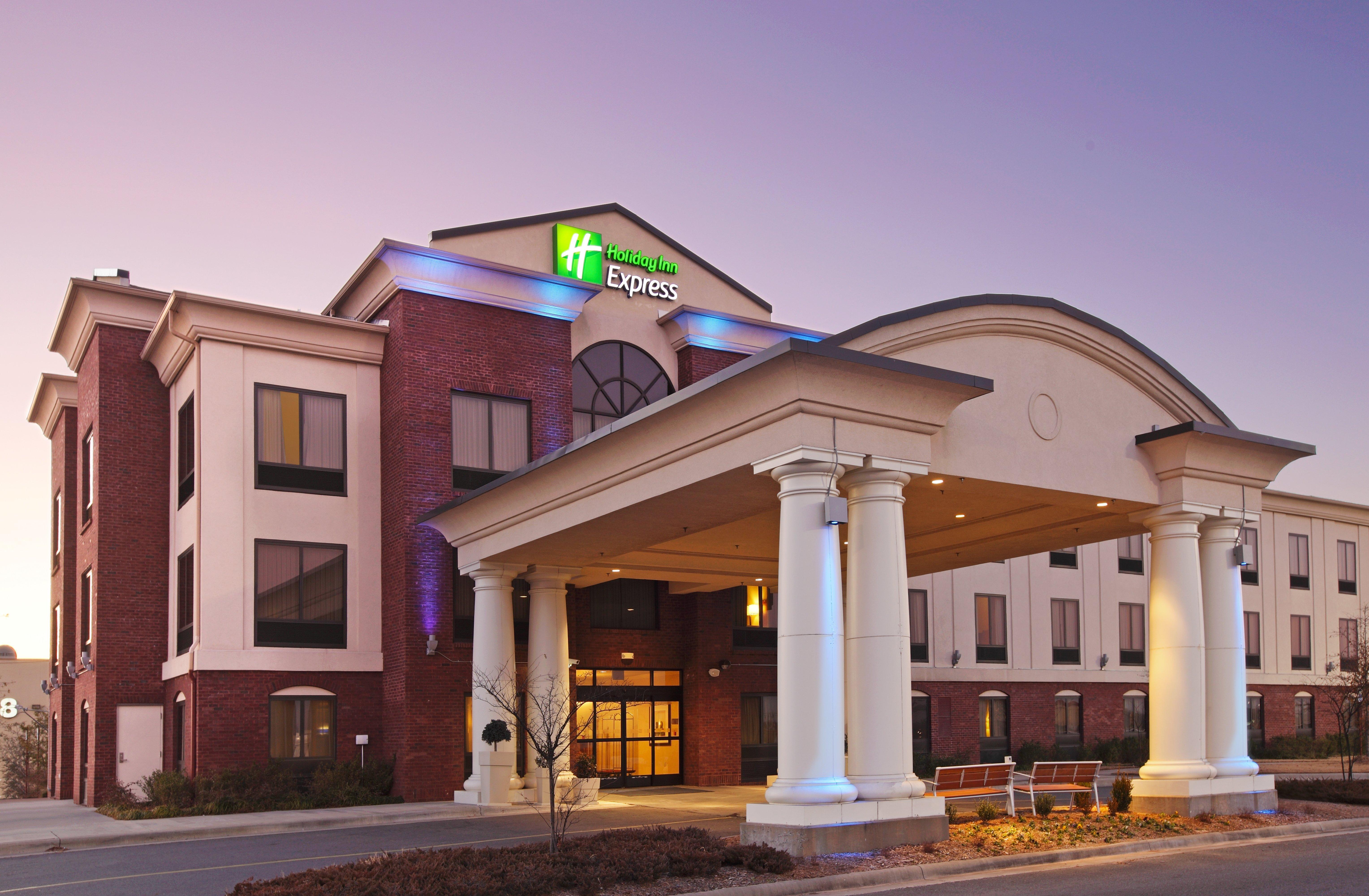 Holiday Inn Express & Suites Pine Bluff/Pines Mall, An Ihg Hotel Exterior photo